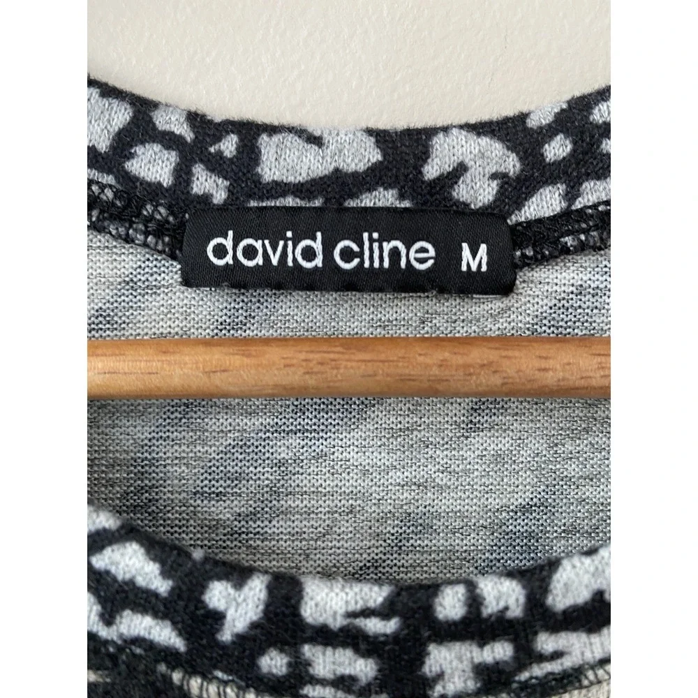 David Cline Animal Print Knit Top‎ Size M Gray Muted Artsy Lightweight Sweater